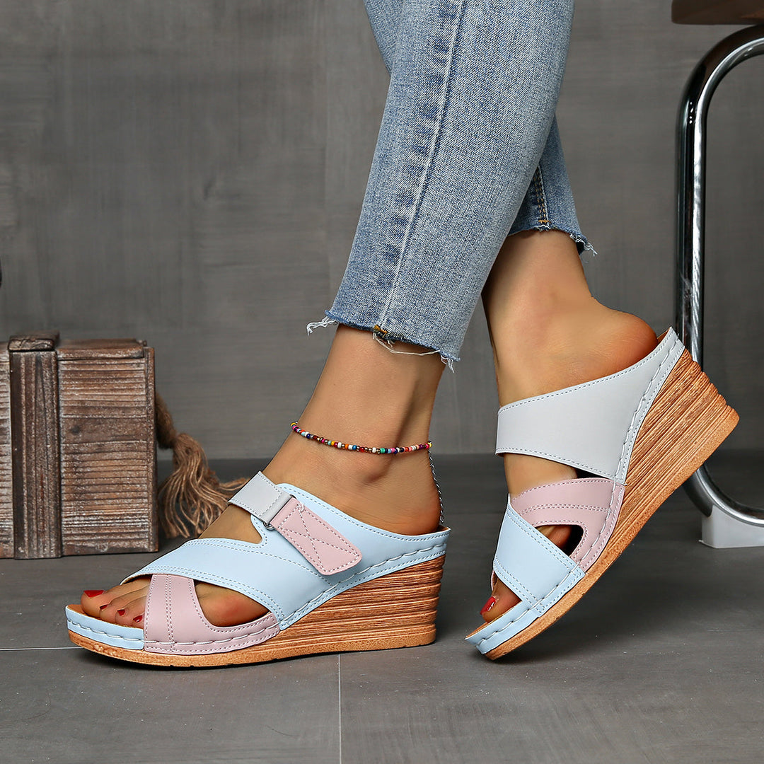 Versatile women's two-tone wedge slides, perfect slip-on summer sandals for any casual occasion.