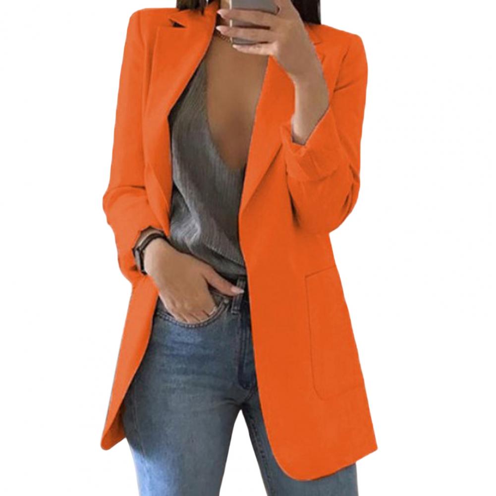 Chic women's versatile blazer for spring/fall fashion, with large pockets, ideal for a layered everyday look.