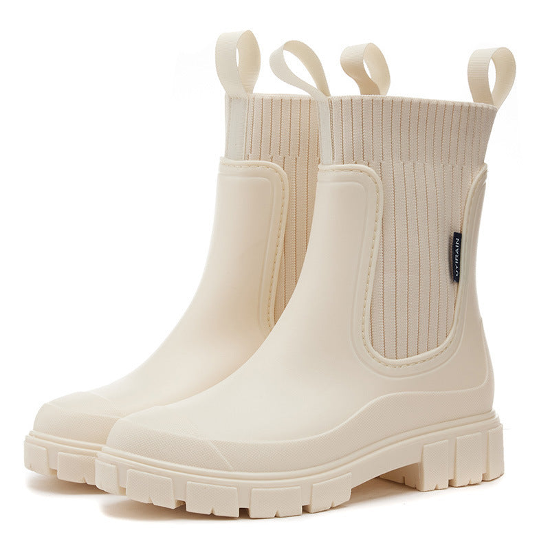 Weatherproof women's boots, ideal for rainy days and outdoor protection, slip-resistant.