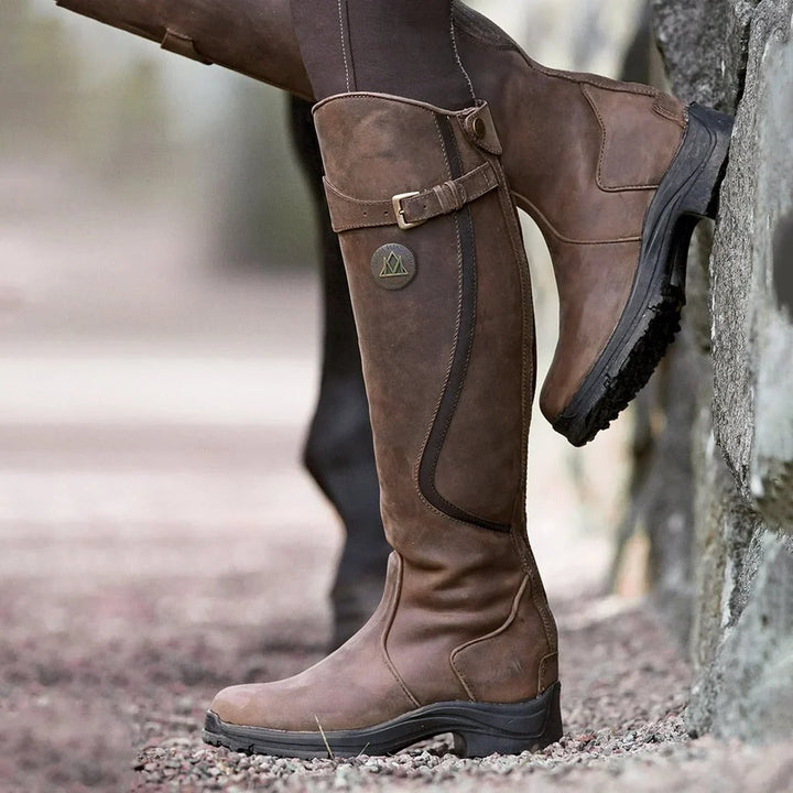 Women's waterproof winter boots, warm, non-slip grip, ideal for cold weather outdoor activities.