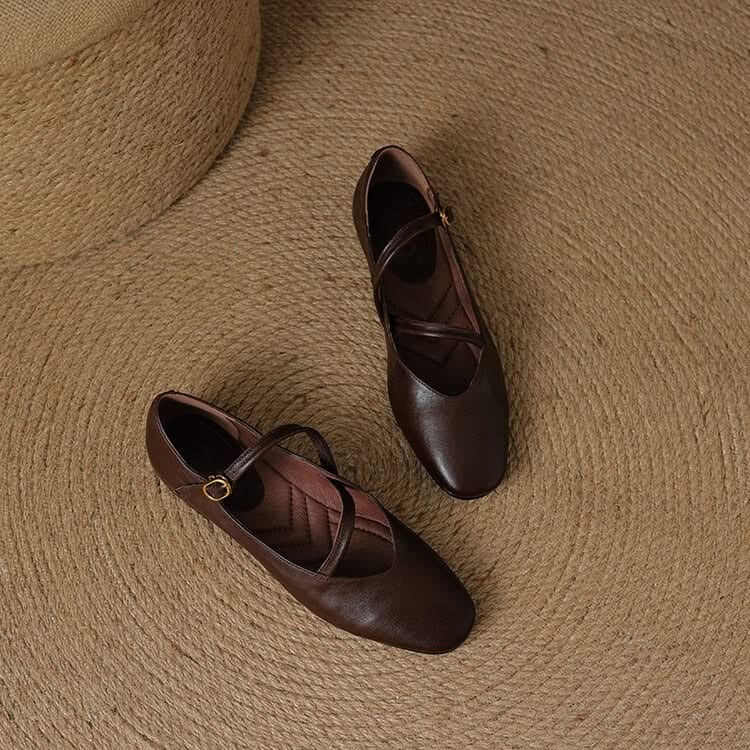Chic women's casual flats with a secure adjustable strap. Comfortable, closed-toe design for daily activities.