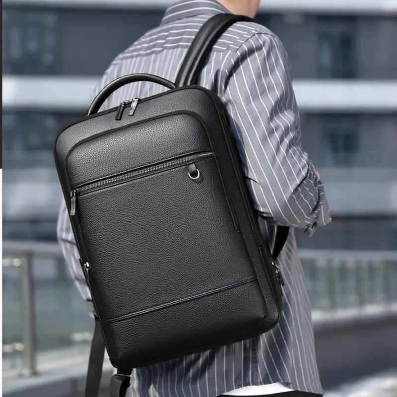 "Zaino in pelle elegante con porta USB, colore nero, design moderno, ideale per lavoro e viaggi. Praticità e stile unite."