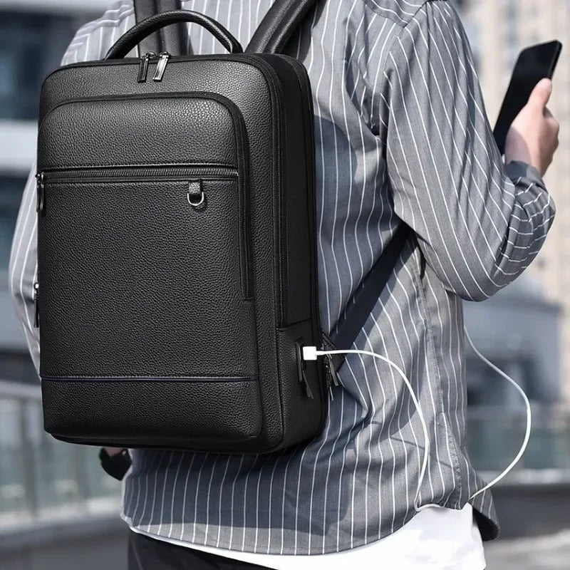 "Zaino in pelle elegante con porta USB, colore nero, design moderno, ideale per lavoro e viaggi. Praticità e stile unite."