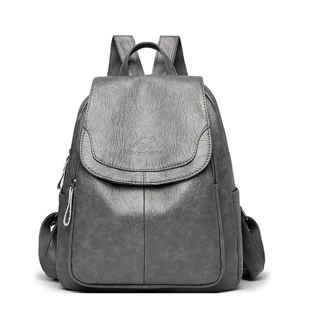 "Zaino in pelle marrone elegante e spazioso con chiusura a cerniera, ideale per donna moderna e multifunzionale."