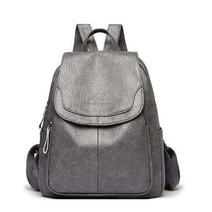 "Zaino in pelle marrone elegante e spazioso con chiusura a cerniera, ideale per donna moderna e multifunzionale."