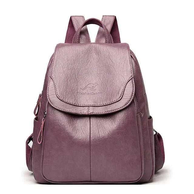 "Zaino in pelle marrone elegante e spazioso con chiusura a cerniera, ideale per donna moderna e multifunzionale."