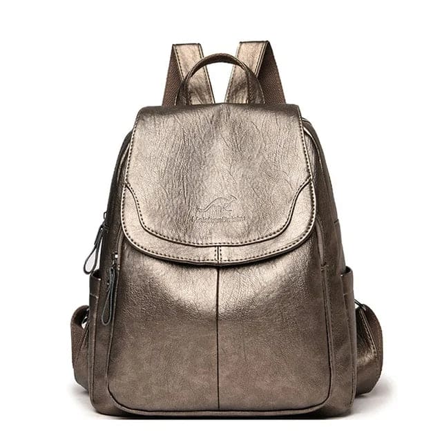 "Zaino in pelle marrone elegante e spazioso con chiusura a cerniera, ideale per donna moderna e multifunzionale."
