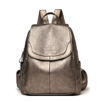 "Zaino in pelle marrone elegante e spazioso con chiusura a cerniera, ideale per donna moderna e multifunzionale."